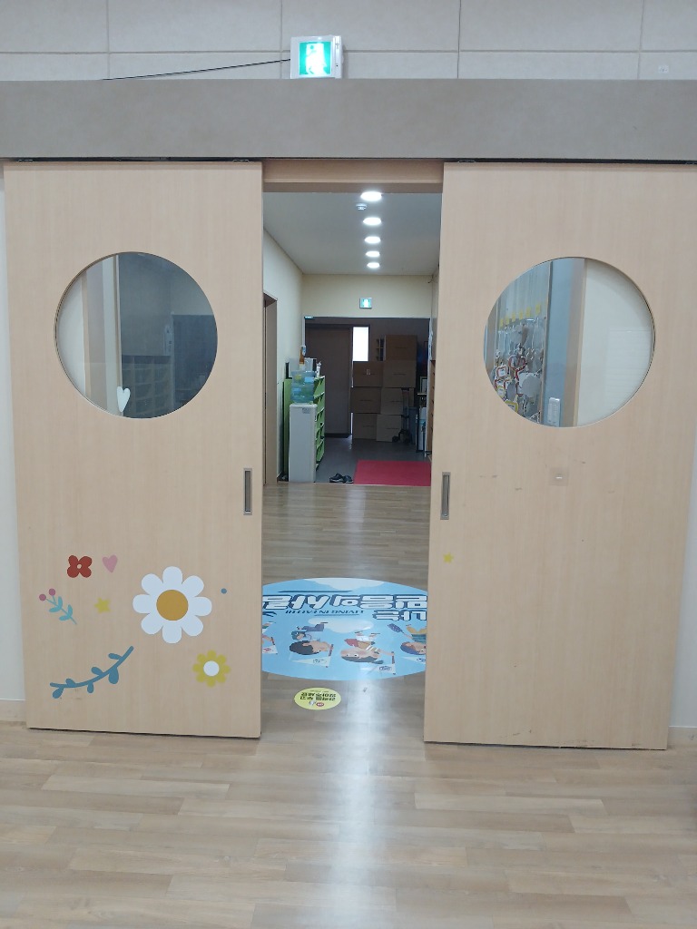 서초구 고등학교 체육관 슬라이딩도어 수리 전 안닫힘 사진